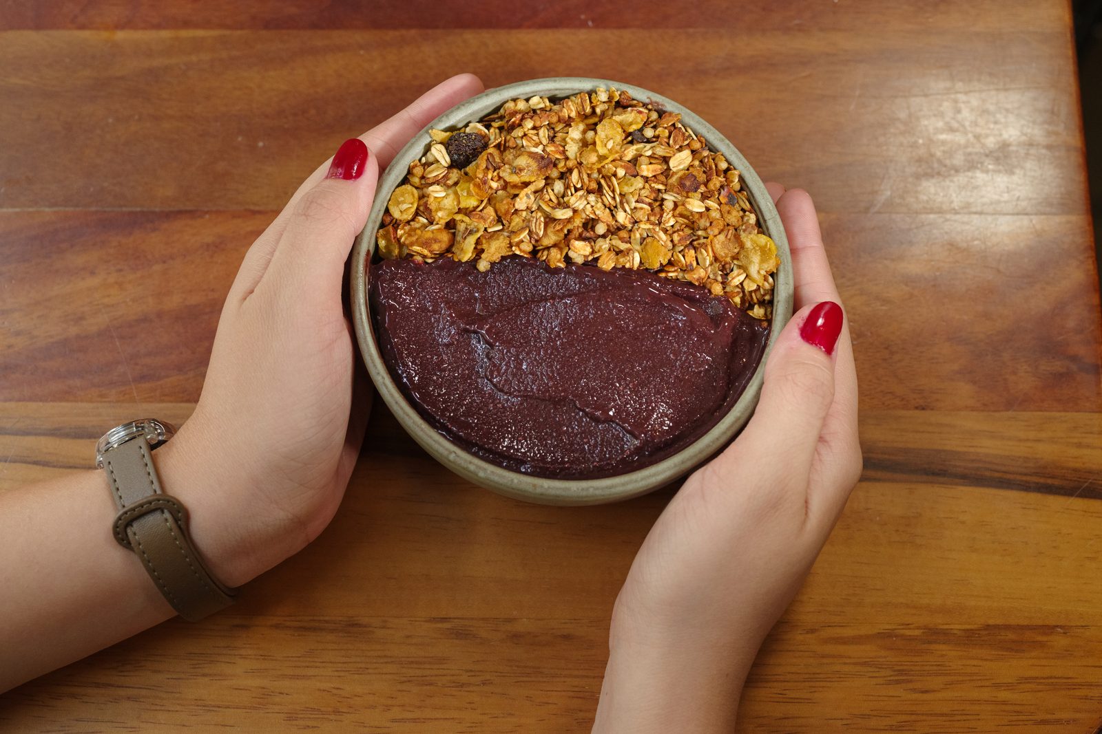Tigela de Açaí cremoso com granola artesanal