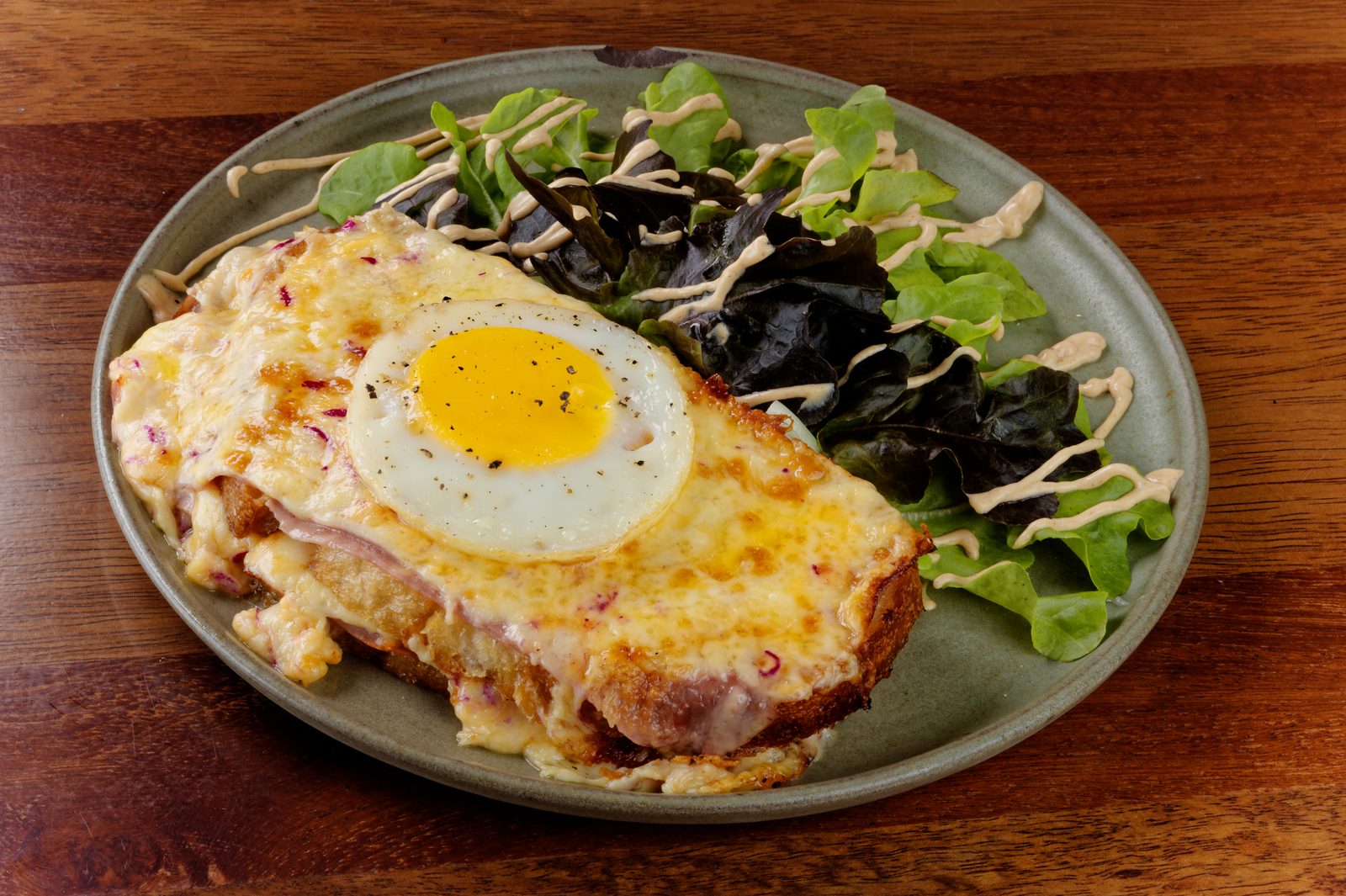 Croque Madame gratinado com ovo e salada