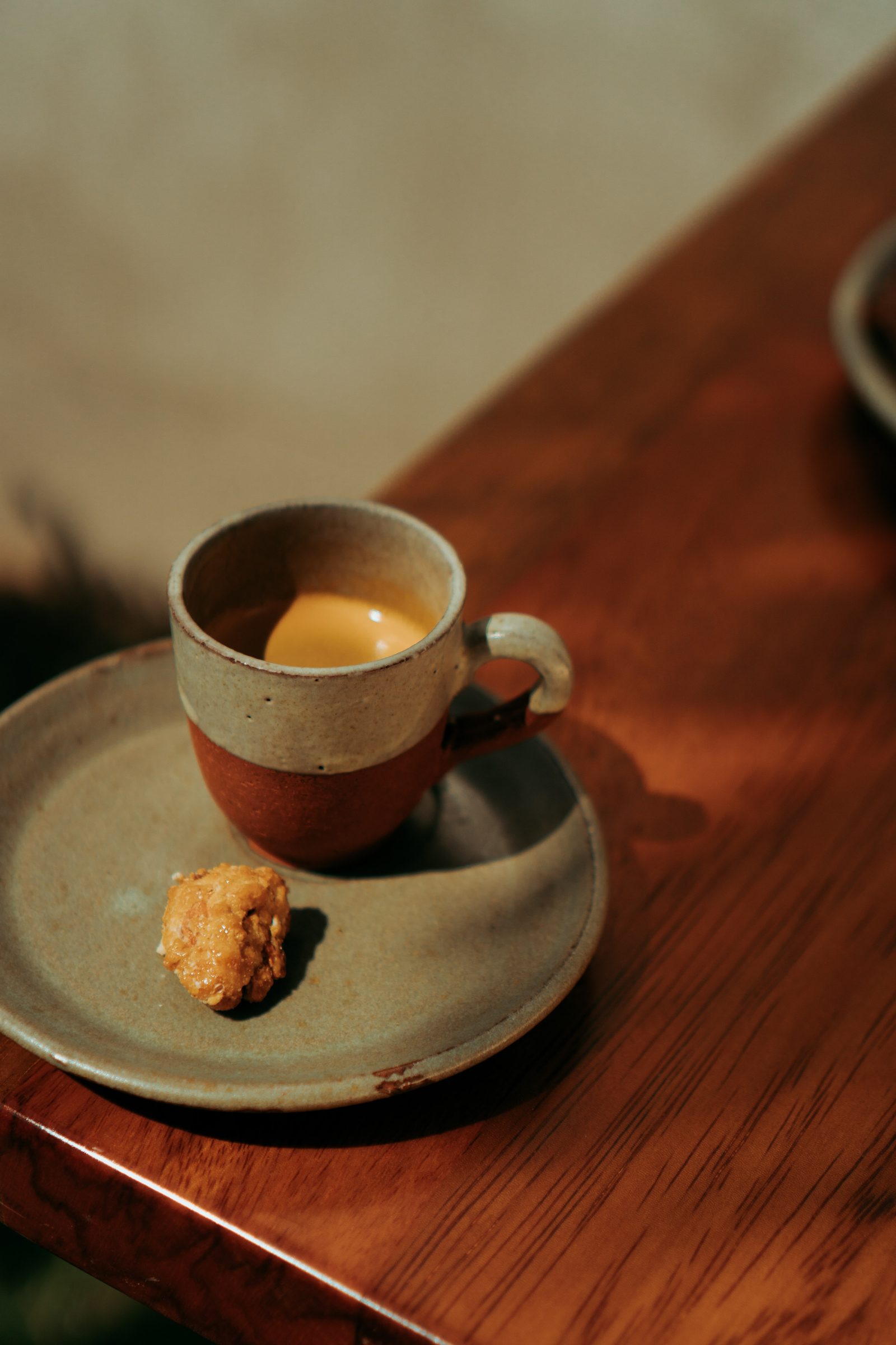 Espresso artesanal servido em xícara de cerâmica