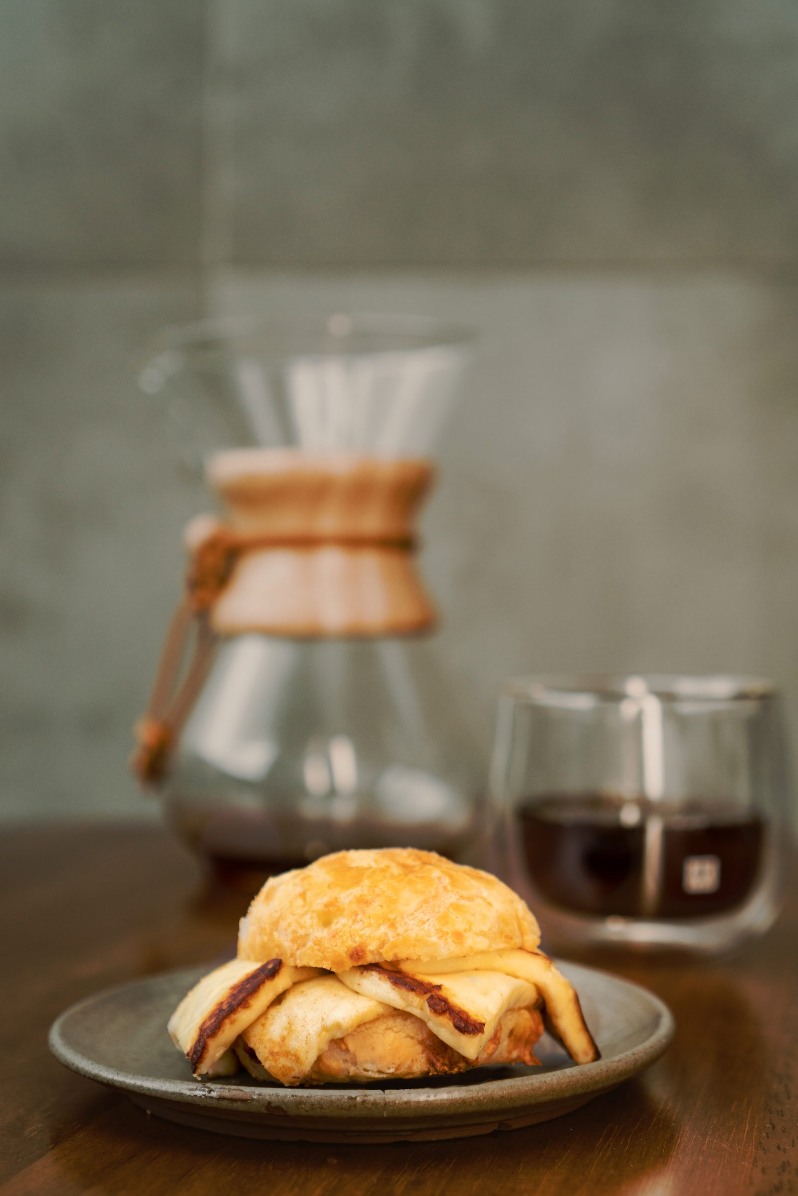Pão de Queijo Recheado acompanhado de Café Filtrado