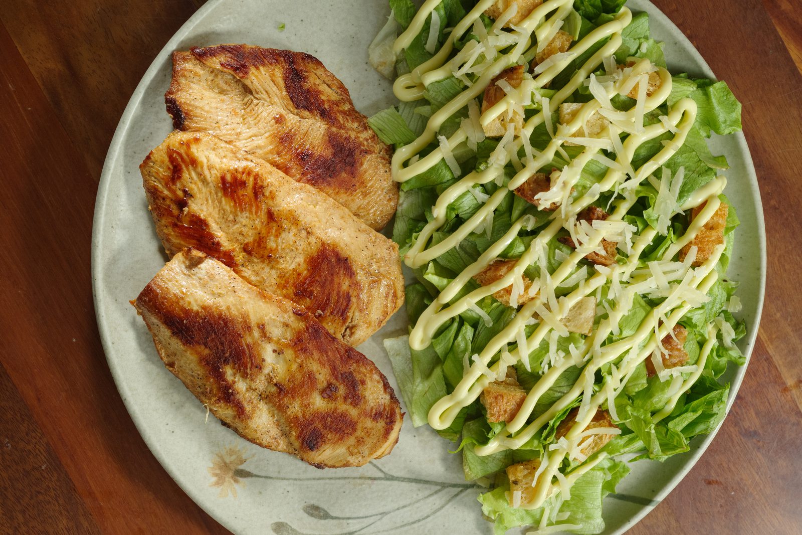 Peito de frango grelhado com salada Caesar